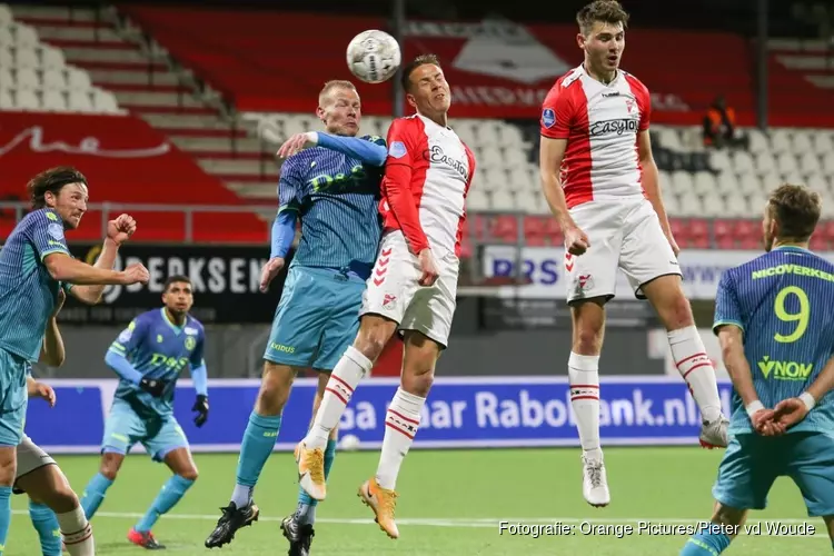 FC Emmen door late strafschop naast Sparta