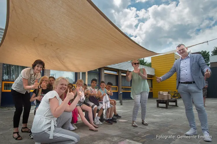 Schaduwdoeken op basisscholen in Emmen helpen bij gezond genieten van de zon