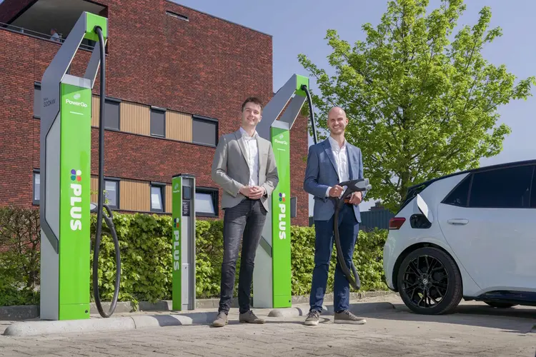 PowerGo en PLUS nemen eerste snellader voor klanten in gebruik in Klazienaveen